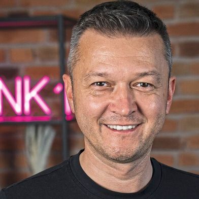 Benjamin Klatt, Bereichsleiter Kfz-Vertrieb bei der Bank 11, vermarktet mit seinem Team den  Autokredit des Finanzdienstleisters, der jetzt eine kostenlose Sondertilgung in Zusammenspiel mit der staatlichen E-Auto-Förderung ermöglicht. (Bild: Bank 11)