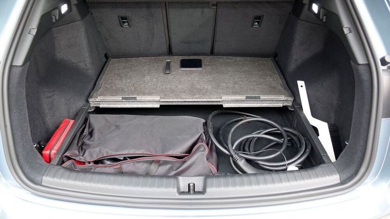 3. Die Ladekabel: Unter dem Boden des großen Kofferraums finden die Ladekabel ihr Plätzchen. Leider ist das nur die zweitbeste Lösung, denn wenn man Gepäck dabei hat, kommt man an die Dinger nicht mehr ran. Wie alle anderen MEB-Modelle ... (Bild: Rosenow – »kfz-betrieb«)