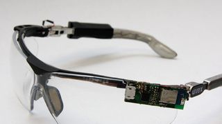 Elektrotechnik-Studierende der TU Darmstadt haben eine  intelligente Schutzbrille entwickelt, die mit einer Sensorik ausgerüstet ist, die erkennt ob sie getragen wird. (Carsten Neupert / TU Darmstadt)