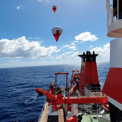 Flache Wolken weisen Bereiche mit hoher Partikelkonzentration auf, die möglicherweise der Schlüssel zur Regenbildung sind. (Bild: © MPI-DS)