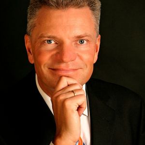 Prof. Claus Emmelmann, Laser Zentrum Nord, sieht große Potenziale für 3D-Druck insbesondere bei Strukturbauteilen von Abmessungen bis zu 1m sowie für Bauteile im Triebwerksbereich.(Bild:  Laser Zentrum Nord)