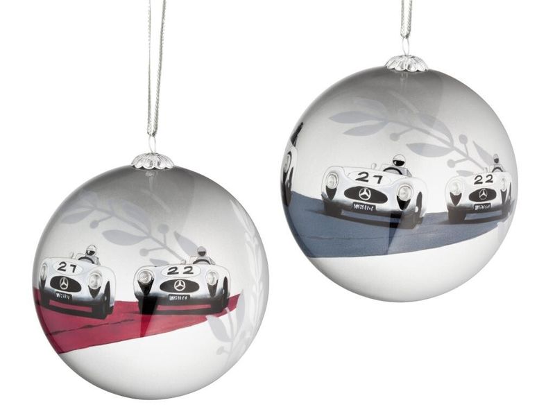 2er Set Weihnachtskugeln CLASSIC aus silberfarbenem Glas,  Motiv 300-SL-Rennen 1952 von innen hinter Glas gemalt. Verpackt in mit rotem Samt bezogener Geschenkbox, Kugeldurchmesser: 10 cm. Artikelnummer B66951495. (Bild: Daimler)