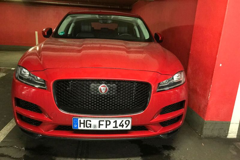 Sehr markant sind der große Grill sowie der Power-Dome auf der lang gestreckten Aluminium-Motorhaube. (Bild: Michel/»kfz-betrieb«)