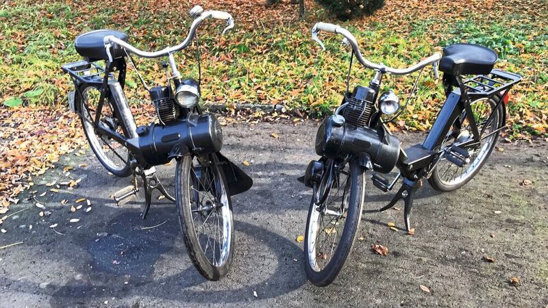 Ein absolutes Zweirad-Unikum, das Mofa Vélosolex des französichen Zweiradherstellers Marcel Mennesson. Von 1946-1988 wurde es über sechs Millionen Mal produziert. Wenig Verbrauch, nur etwa 1,4 l Zweitaktgemisch, knapp 30 Kilogramm leicht und der geringe Kaufpreis machten das Fahrrad mit klappbarem Hilfsmotor überaus beliebt. In den Siebzigern fehlte es auf keinem Schulhof und auch vor jeder Disco wartete es auf seine meist weiblichen Fans. Die beiden Exemplare wurden von Alexander Bank und Oliver Lang (Theo-Lorch-Werkstätten, Ludwigsburg) gespendet. Oliver hat mit seinem Schrauberteam beide instand gesetzt. (Lebenshilfe Gießen)