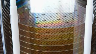 Wann solche Siliziumkarbid-Wafer respektive Chips von Wolfspeed in Ensdorf im Saarland quasi vom Band laufen werden, ist momentan noch unbeantwortbarer als zuvor. Denn der US-Chiphersteller verschiebt den Bau seiner Riesenfabrik auf unbestimmte Zeit. (Bild: Wolfspeed / H. Ainsworth)