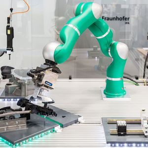 Mit der Software Pitasc können erstmals Prozesse wie das Montieren von Schaltschränken wirtschaftlich automatisiert werden.