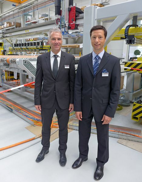 Markus Ruprecht (l.), CEO der Güdel AG, und Kurt Haldi (r.), General Manager Sales Press Automation. (Bild: Güdel)