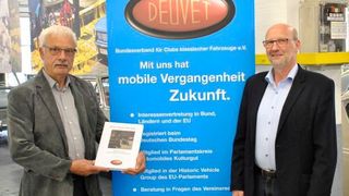 Mit Stolz präsentieren Präsident Peter Schneider (re.) und Vizepräsident Eckhart Bartels (li.) vom Deuvet das neue Buch des Bundesverbands. (Dominsky)