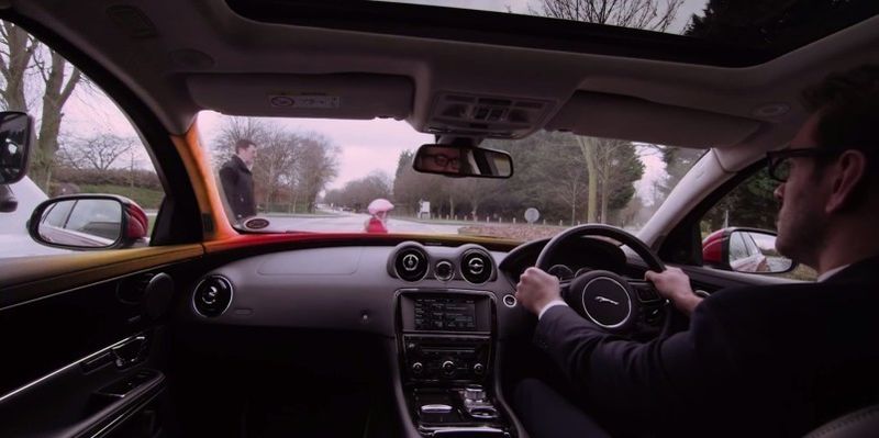 Jaguar Land Rover entwickelt derzeit eine Reihe von neuen Technologien, die den Fahrer mit ausgewählten Farben, Tönen und haptischen Signalen schnell und sicher auf mögliche Gefahren aufmerksam machen. (Bild: Jaguar Land Rover)