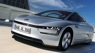 Der VW XL1: das Hybridfahrzeug braucht nur 0,9 Liter Sprit auf 100 Kilometern (Volkswagen)