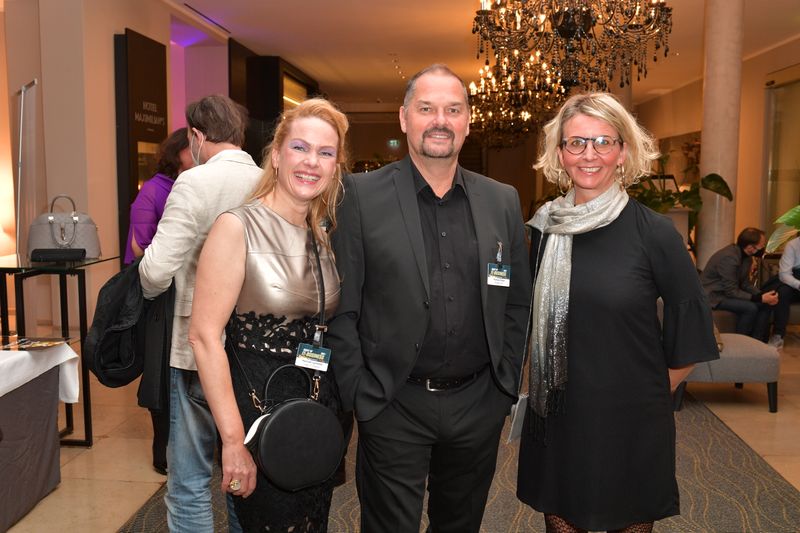 Neben den IT-BUSINESS Girls, Hannah Lamotte (l.) und Stephanie Steen, fühlt sich Thomas Peter, Reiner SCT, am Besten. (Hannes Magerstaedt)
