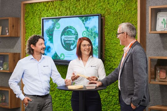 Im Innovation Center erarbeiten Projektmanagerin Marina Schedel und ihre Kollegen maßgeschneiderte Verpackungslösungen für eine Vielzahl von Lebensmittelprodukten.(Bild:  Multivac)