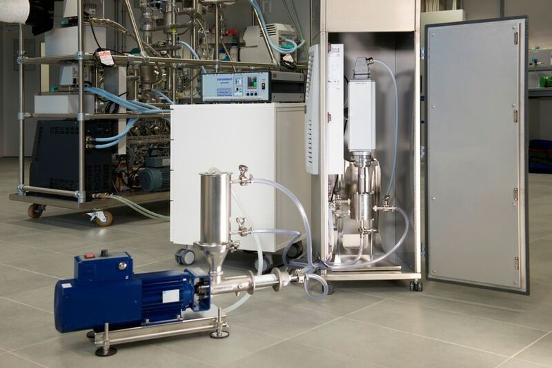 Ultrasonic reactor for continous or batch processing. With high pressure within the chamber ultrasound can be coupled to an output of 1000 W. (Picture: K. Dobberke für Fraunhofer ISC)