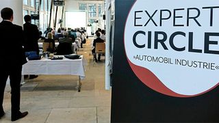 Wie lassen sich leichte Materialien wie CFK und GFK zerspanen? Und was tun mit den dabei entstehenden Stäuben? Beim Fachseminar „Zerspanung hybrider Leichtbauwerkstoffe“ beantworteten Branchenexperten die Fragen. (Thomas Günnel/Automobil Industrie)