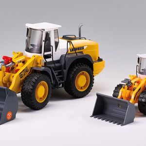 Auf dem zweiten Platz landete der Spielzeugbagger „Liebherr Radlader“. Das Original (links im Bild) stammt von der Bruder Spielwaren GmbH + Co. KG, das Plagiat (rechts) kommt aus China von der Hengheng Toys Factory. Der deutsche Vertreiber des Plagiats hat eine Unterlassungserklärung unterschrieben und Schadenersatz gezahlt. Das Plagiat ist kleiner als das Original - Design, Technik und Proportionen wurden aber 1:1 übernommen. Die billigen Materialen (Gehäuse, Räder…) und die schlechte Verarbeitung (instabil, lose Kleinteile) spiegeln die minderwertige Qualität wider.(Bild:  Aktion Plagiarius e.V.)