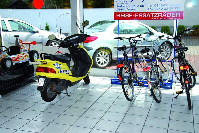 Mobilität ist wichtig: Neben dem Autofuhrpark bietet Heise Fahrräder und einen Motorroller an. (Archiv: Vogel Business Media)