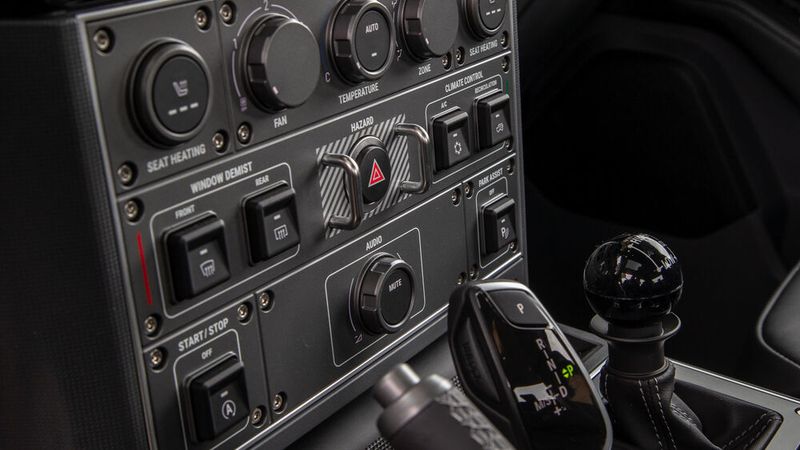 Die Schalter und Drehregler in der Mittelkonsole sind groß, nicht elegant, erleichtern aber die Bedienung bei unruhiger Fahrt. (Bild: Simon Palfrader)
