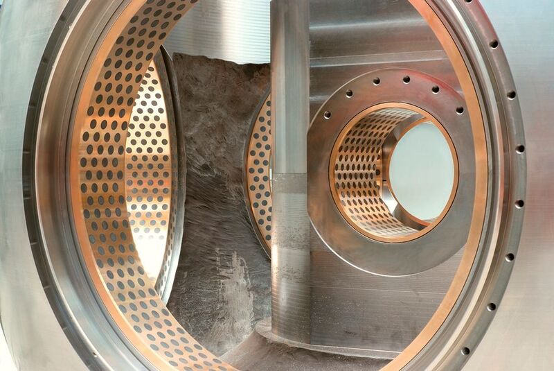 Der Blick ins das Innere der Nabe eines Kaplan-Laufrades von Voith lässt die großen Oiles #500-Gleitbuchsen zur Lagerung der Schaufeln deutlich erkennen. (Bild: Voith)