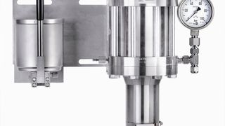 Druckübersetzer VDH mit Magnetrollenanzeige: Die Grenzlinie der beiden Farben zeigt den Füllstand des Druckübersetzers an. (Ekato) (Archiv: Vogel Business Media)