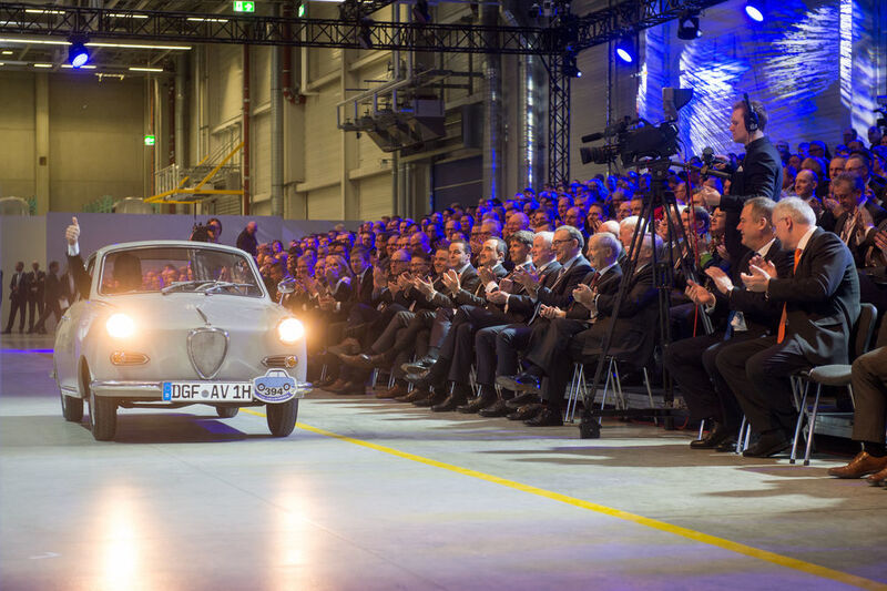 Großer Auftritt für ein kleines Auto: Original-Goggomobil von 1969, gebaut in Dingolfing bei den damaligen Glas-Werken. (BMW)