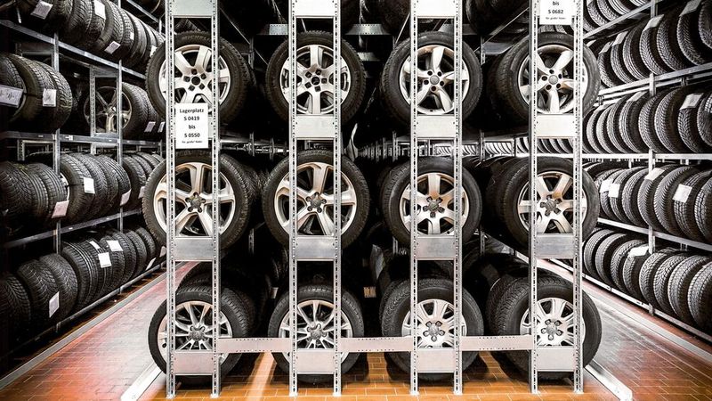 Die Räder- und Reifenregale der Lieferanten bestehen aus einzelnen Modulen. Sie lassen sich platzsparend einsetzen und wenn nötig an anderer Stelle wieder aufbauen. (Bild:  Hacobau)