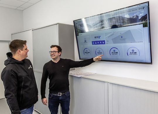 (Energiedaten jederzeit im Blick: Philipp Rangger (links), Inhaber der Energie- und Automatisierungstechnik Rangger, und Michael Schuler (rechts), Sales Manager Automation & Energy Consulting bei Phoenix Contact Österreich. Bild: www.martingold.at)