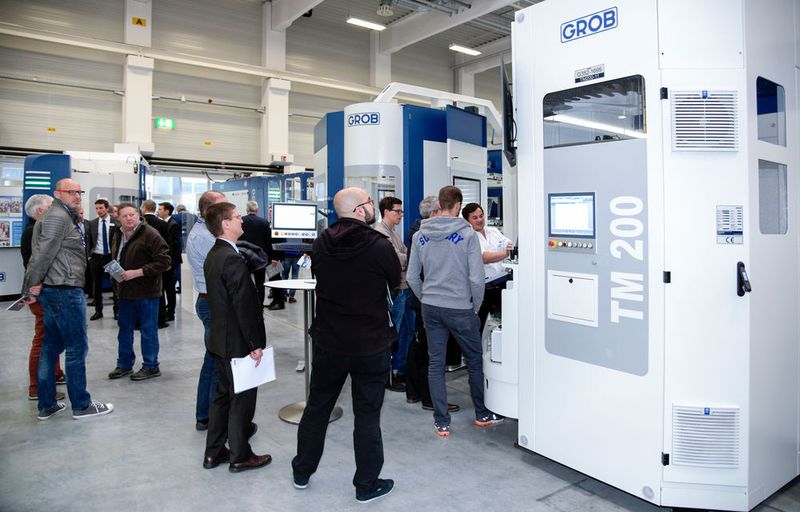 Mit zwanzig Maschinen wurde im November im Technologie- und Anwendungszentrum (TAZ) der Halle 9 das komplette Grob-Produktportfolio präsentiert. (Grob-Werke)