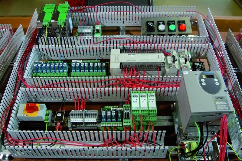2 Neben den UT-Schraubreihenklemmen  ... kommen in den Schaltschränken Stromversorgungen Quint Power sowie Interface-Relaismodule zum Einsatz. Bild : Phoenix Contact (Archiv: Vogel Business Media)