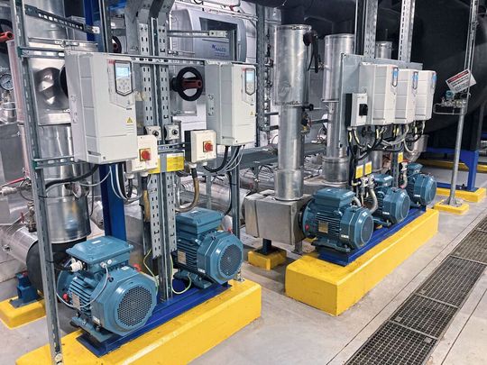 IE5-SynRM und Frequenzumrichter helfen dem GSK-Werk bei dem Ziel, Netto-null zu erreichen.(Bild:  ABB)