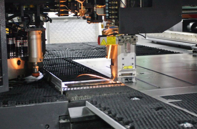 Die Amada LC-2012 C1 kombiniert Laser- und Stanzbearbeitung. Die Bearbeitung der entsprechenden Bauteile wird dadurch effizienter und genauer. (Bild: Anne Richter, SMM)