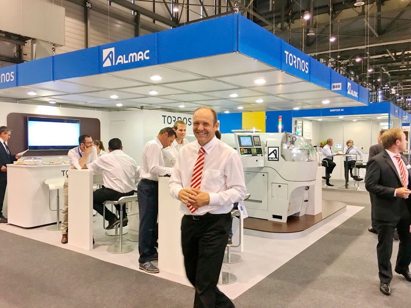 Tornos auf der EPHJ-EPMT-SMT: Die Ergonomie der ultrakompakten Stangenfräsmaschine BA 1008 von Almac beruht auf der Swissnano von Tornos. (Anne Richter, SMM)