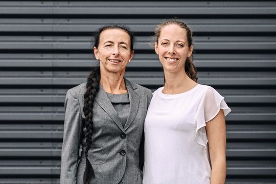 Monika Spindler-Krenn (li.) und Jeannine Krenn: Die Würzburger Autohaus-Gruppe Spindler will als Familienunternehmen weiter wachsen.(Bild:  Autohaus-Gruppe Spindler)