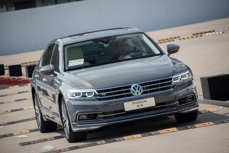 Der gut fünf Meter lange Phideon soll für VW in China eine Entwicklung vorantreiben, die weitgehend unbehelligt vom Diesel-Dilemma nur eine Richtung kennt: aufwärts. (VW)