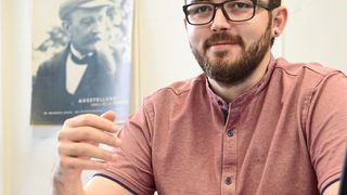 Abb. 1: „Für die Entwicklung der Mikroschwimmer machen wir uns u.a. über Millionen von Jahren evolutiv hervorgebrachte und bewährte Eigenschaften lebender Organsimen zunutze“, sagt Oncay Yasa, Doktorand in der Abteilung für Physische Intelligenz des MPI für Intelligente Systeme, Stuttgart. (MPI für Intelligente Systeme)