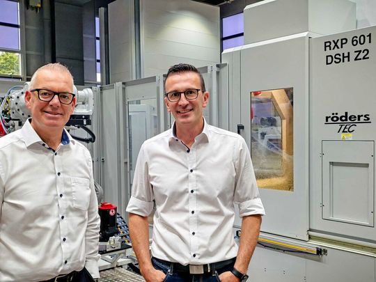 Erkennbar zufrieden: Jörg Weber, Leiter Werkzeugbau, und Teamleiter Viktor Schellenberg in «ihrer» Fräsbearbeitungszelle.(Bild:  Klaus Vollrath)