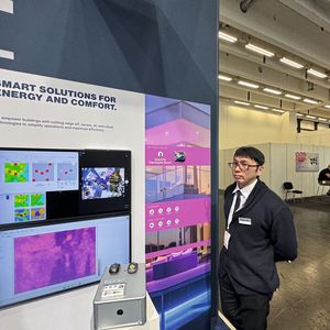 Wärme statt Bilder: Der Grid-Eye-Sensor erfasst Personen im Raum über ihre Körperwärme und liefert abstrakte Daten für die smarte Gebäudeautomation, wodurch die Privatsphäre gewahrt bleibt.(Bild:  mc/VCG)