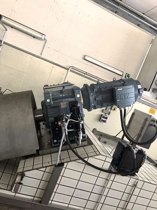 Neu im Einsatz sind Stirnradgetriebe der Baureihen X von SEW-Eurodrive. Durch die Verwendung einer Adapterplatte konnten die bestehenden Anschlussmaße abgebildet werden, ohne dass aufwändige Fundamentarbeiten durchgeführt werden mussten.(Bild:  SEW-Eurodrive)