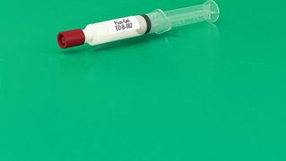 Flussmittelgele mit standardisierten, anderen Flussmitteln entsprechenden Aktivatoren ermöglichen problemlos, in der Serie gefertigte Elektronikbauteile manuell mit Kolbenlöten instandzusetzen.  (Emil Otto GmbH)