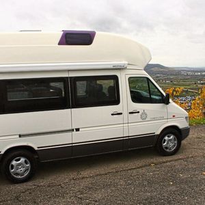 Charakteristisch für den James Cook ist das große GFK-Hochdach. Es verleiht nicht nur ausreichend Stehhöhe, sondern dient zugleich als fester Schlafplatz für zwei.(Bild:  SPX/Michael Lennartz)