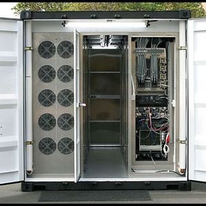 Kompakt und flexibel: Für Racks gibt es viele sinnvolle Einbauten, um die Leistung oder das Handling zu verbessern. Es gibt verschiedene Schienen, Bügel und Rangierpanel zum Kabel-Management.  (Bild: Rackable)