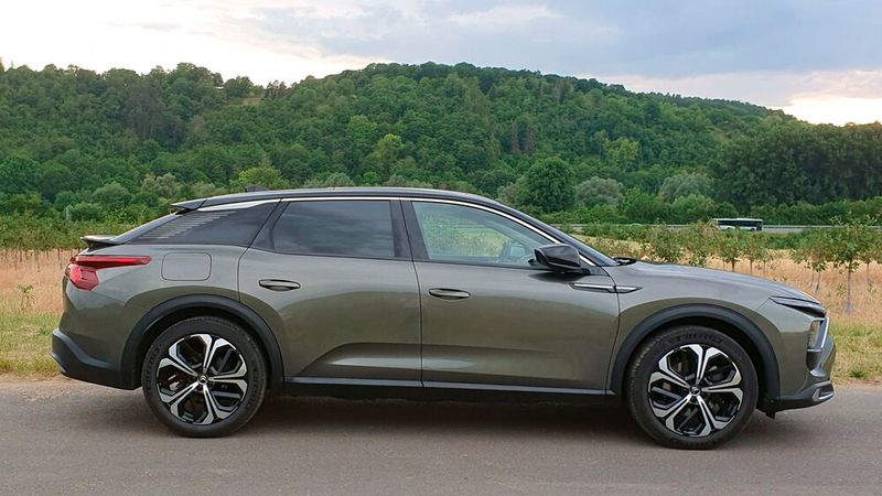 2. Das Fahrzeugkonzept: Mit knapp über 4,80 Metern Länge gehört der C5 X zur Mittelklasse und konkurriert beispielsweise mit dem VW Passat oder dem Opel Insignia. Als Basis nutzt er die Plattform EMP-2, auf der zahlreiche Stellantis-Modelle vom Kompaktwagen bis zum Kleintransporter aufbauen. Die Höhe des SUV-Limousinen-Zwitters beträgt übrigens ... (Bild: Mauritz – VCG)