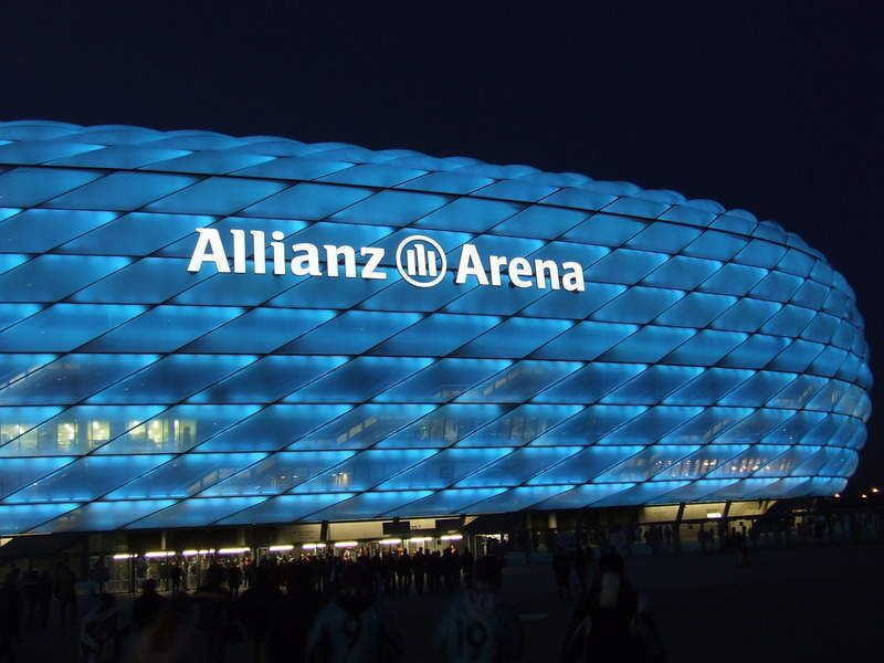 Die Allianz-Arena ist seit 2005 Spielstätte der Löwen. Für 1860 erstrahlt sie ganz in Blau. (Archiv: Vogel Business Media)
