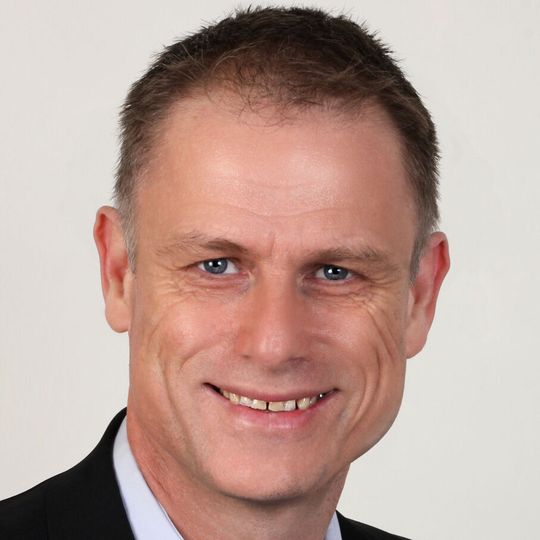 Frank Cubasch ist staatlich geprüfter
Elektrotechniker, Jurist und Geschäftsführer
der Magic Power Technology: „Eher sorgenfrei geschieht in der Geräteentwicklung die Auswahl der Stromversorgung. Doch Vorsicht – es geht um vieles mehr als nur um Strom und Spannung. Nutzen Sie die Hilfe aus dem Profi-Lager.“ Frank Cubasch ist staatlich geprüfter
Elektrotechniker, Jurist und Geschäftsführer
der Magic Power Technology: „Eher sorgenfrei geschieht in der Geräteentwicklung die Auswahl der Stromversorgung. Doch Vorsicht – es geht um vieles mehr als nur um Strom und Spannung. Nutzen Sie die Hilfe aus dem Profi-Lager.“