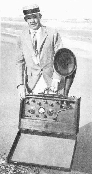 Edwin H. Armstrong mit einem tragbaren Superheterodyn-Empfänger im Jahr 1924. (Bild: frei lizenziert)