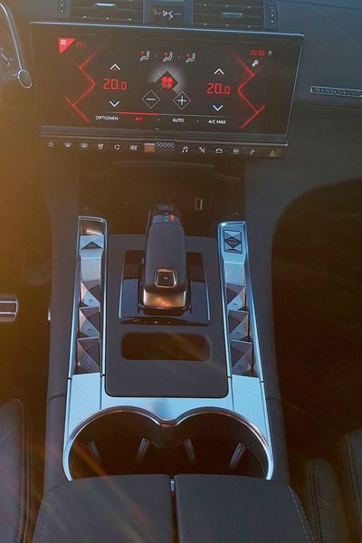 Die Interieur-Designer konnten sich beim Edel-SUV nach Herzenslust austoben. Das eckige DS-Logo beispielsweise findet sich auch in der Gestaltung der Mittelkonsole wieder.  (Mauritz/»kfz-betrieb«)