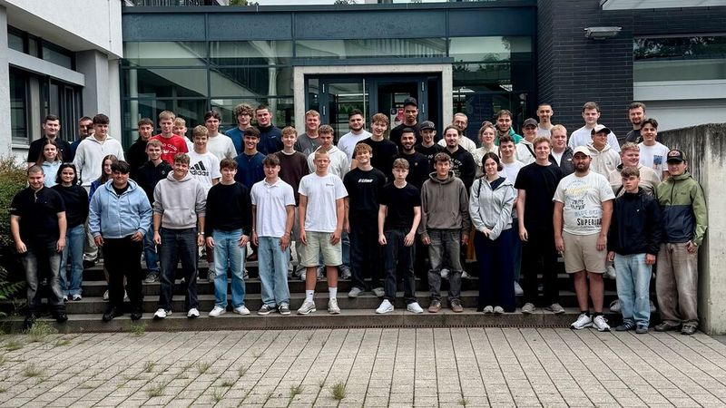 An der Philipp-Matthäus-Hahn-Schule in Nürtingen feierte die Kfz-Innung Region Stuttgart ihren beruflichen Nachwuchs und begrüßte die angehenden Kfz-Mechatronikerinnen und -Mechatroniker ihrer Mitgliedsbetriebe.  (Bild: Kfz-Innung Region Stuttgart)