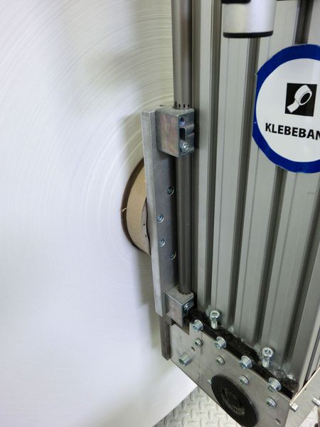 Bild x: Auch bei der Verstellung der Bevorratungsrollen für Non-Woven-Bahnen bewährt sich das Drylin-W-System: Die Linearführung WS-20-80 und die Hybridlager WJRM-01-20 (riemengetriebenes System) optimieren die Ergonomie der Anwendung. (Bild: Igus)