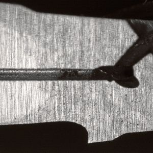 Eskenazi entwickelte in einem Forschungsprojekt ein neues Kühlkanalsystem und legte den Kühlkanal zentrisch ins Werkzeug. Die Seitenkanäle werden anschliessend mittels Laserverfahren prozesssicher gelasert.(Bild:  Eskenazi – CTI)