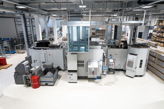 Heron testet den ZG Fluid-Check an einer vollautomatisierten Hermle-Anlage, die rund um die Uhr betrieben werden kann.(Bild:  Pascal-Angelo Ortler)