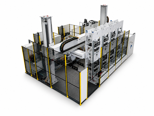 Die lineare Multistation mit einem Portal-Handlingsystem als Weltpremiere auf den Shibaura Machine LWB Next-Level Molding Days. Die Linearroboter können größere und schwerere Werkzeuge bewegen. Damit erweitert sich das Einsatzspektrum auf Maschinen mit 270 Tonnen Schließkraft.(Bild:  Shibaura Machine LWB)